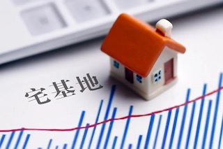 宅基地并不歸農(nóng)民所屬，只能依法享用，不得轉(zhuǎn)賣給城里人！